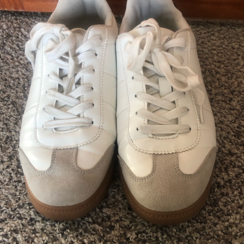 Shoe Dazzle White Leather Sneakers w/ Brown Gum Sole - Gray Toe - Black Heel Tab - Picture 5 of 8